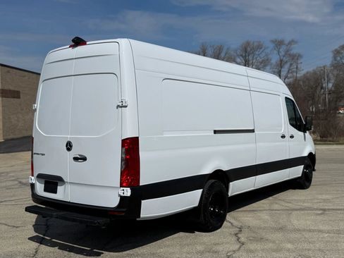 Used 2021 Mercedes-Benz Sprinter 4500 image 4