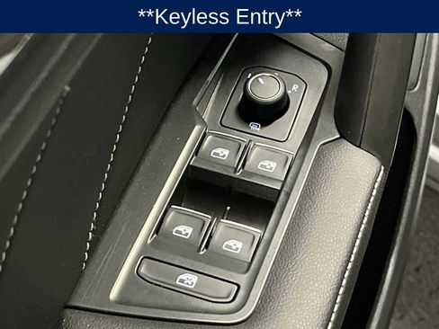 Used 2024 Volkswagen Tiguan SE w/ Panoramic Sunroof Package image 17