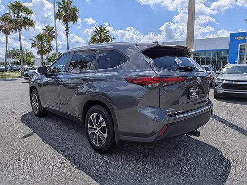 Used 2023 Toyota Highlander XLE FWD image 5