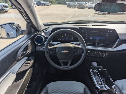 Used 2025 Chevrolet Trax LT FWD image 3