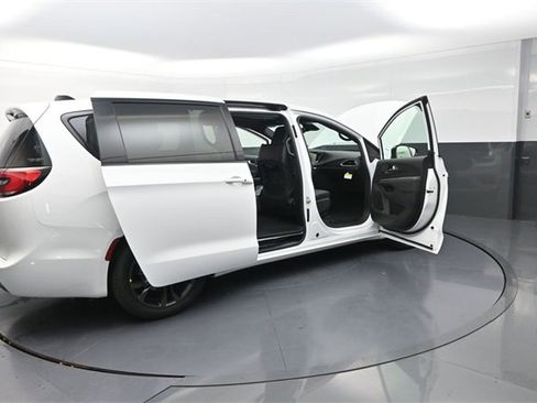New 2026 Chrysler Pacifica Select image 31