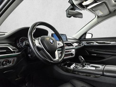 Used 2018 BMW 740i xDrive image 10