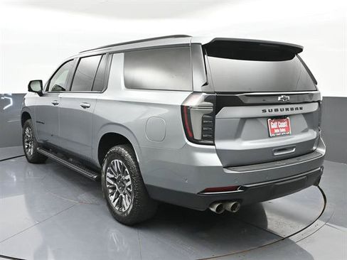 Used 2025 Chevrolet Suburban Z71 w/ Z71 Off-Road Package AWD/4WD image 4