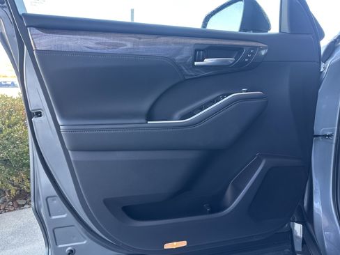 Used 2026 Toyota Highlander Limited image 10