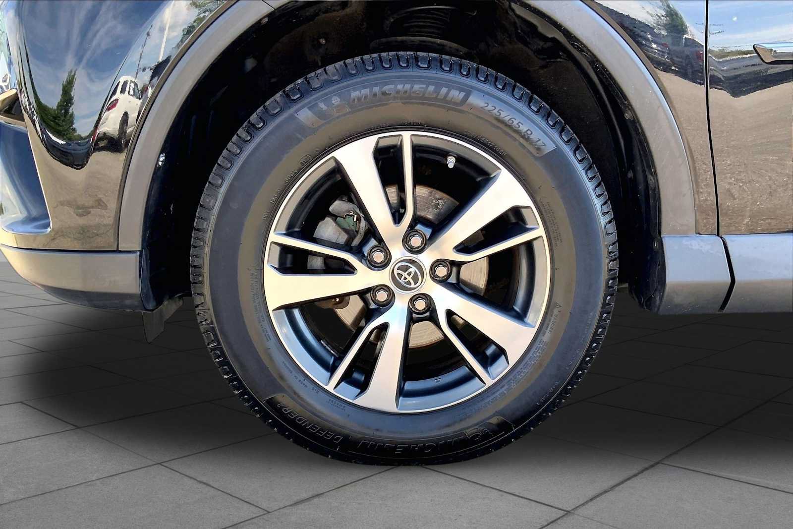 Used 2018 Toyota RAV4 XLE AWD/4WD image 9