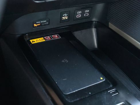 Used 2025 Toyota Camry SE FWD image 4