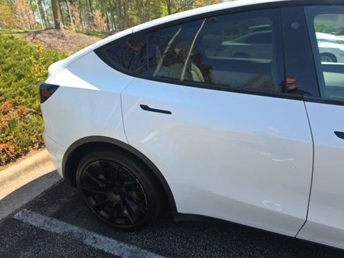 Used 2021 Tesla Model Y Long Range image 8