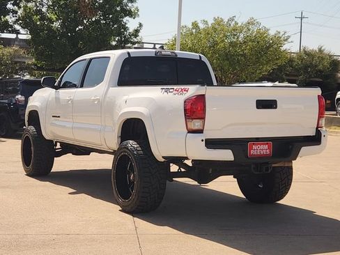 Used 2017 Toyota Tacoma TRD Sport AWD/4WD image 4
