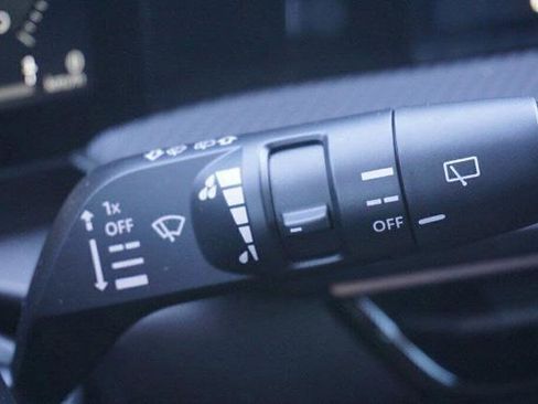 Certified 2025 Nissan Kicks SR image 26