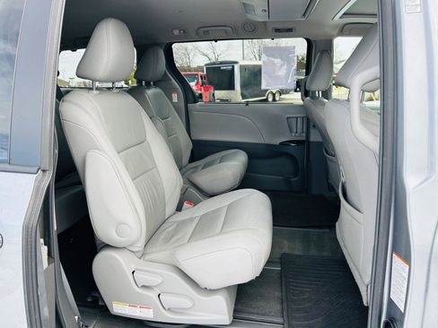 Used 2016 Toyota Sienna XLE Premium image 29