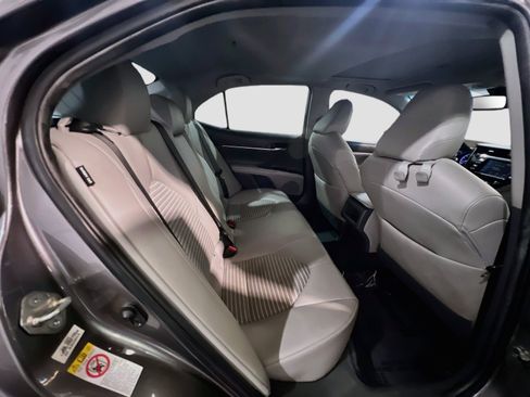 Used 2018 Toyota Camry SE w/ Moonroof Package FWD image 19