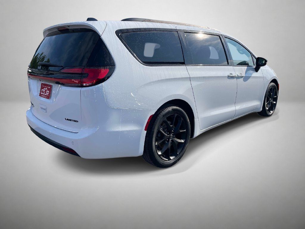 Used 2025 Chrysler Pacifica Limited FWD image 3