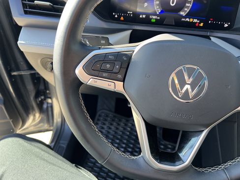 Certified 2024 Volkswagen Taos SE w/ Panoramic Sunroof Package image 18