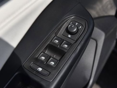 New 2026 Volkswagen Taos SE AWD/4WD image 8