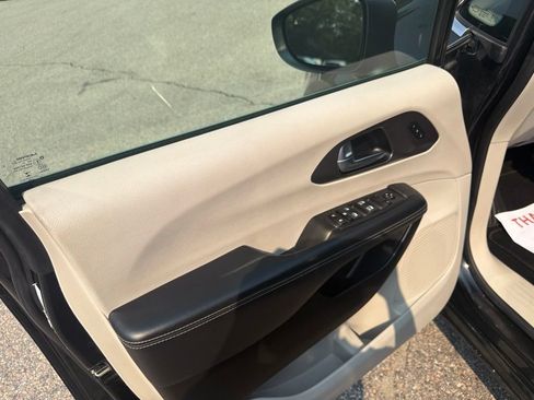 Used 2023 Chrysler Pacifica Touring-L FWD image 23