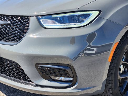 Used 2025 Chrysler Pacifica Limited image 9