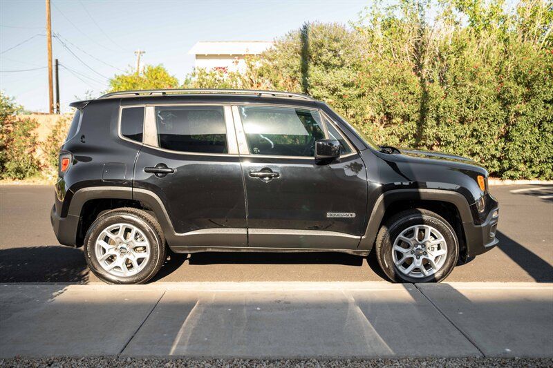 Used 2017 Jeep Renegade Latitude w/ Popular Equipment Group AWD/4WD image 6