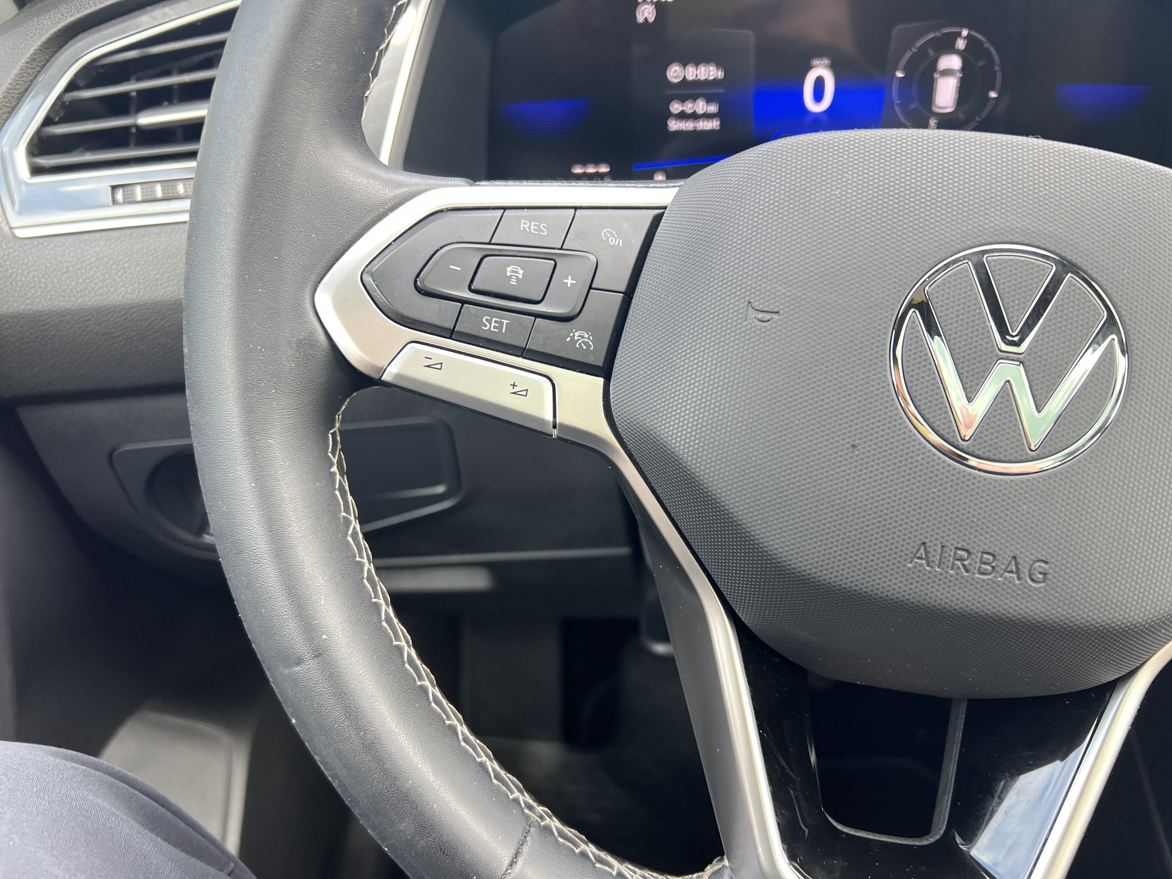 Used 2023 Volkswagen Tiguan SE w/ Panoramic Sunroof Package FWD image 15