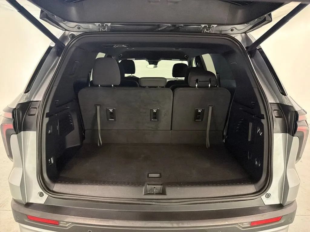 Used 2025 Chevrolet Traverse LT FWD image 8