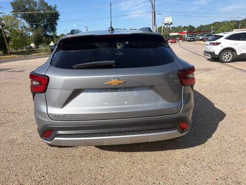 Used 2024 Chevrolet Trax LT FWD image 8