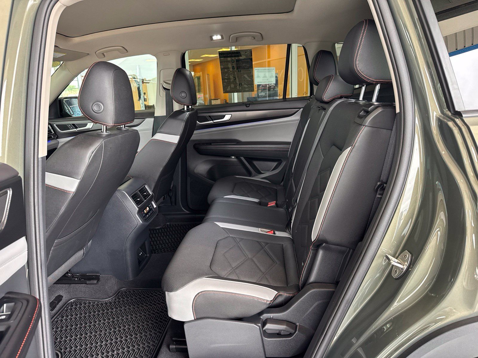 Used 2025 Volkswagen Atlas Peak Edition SE AWD/4WD image 20