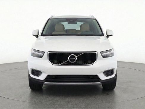 Used 2020 Volvo XC40 T4 Momentum image 2