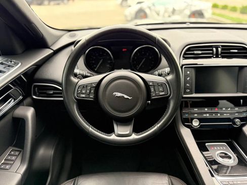 Used 2017 Jaguar F-PACE Prestige image 17