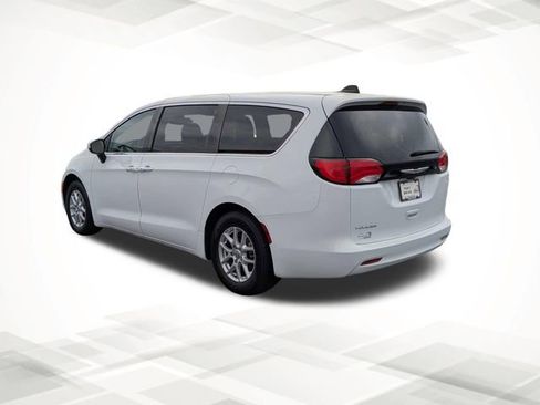 Used 2023 Chrysler Voyager LX image 7