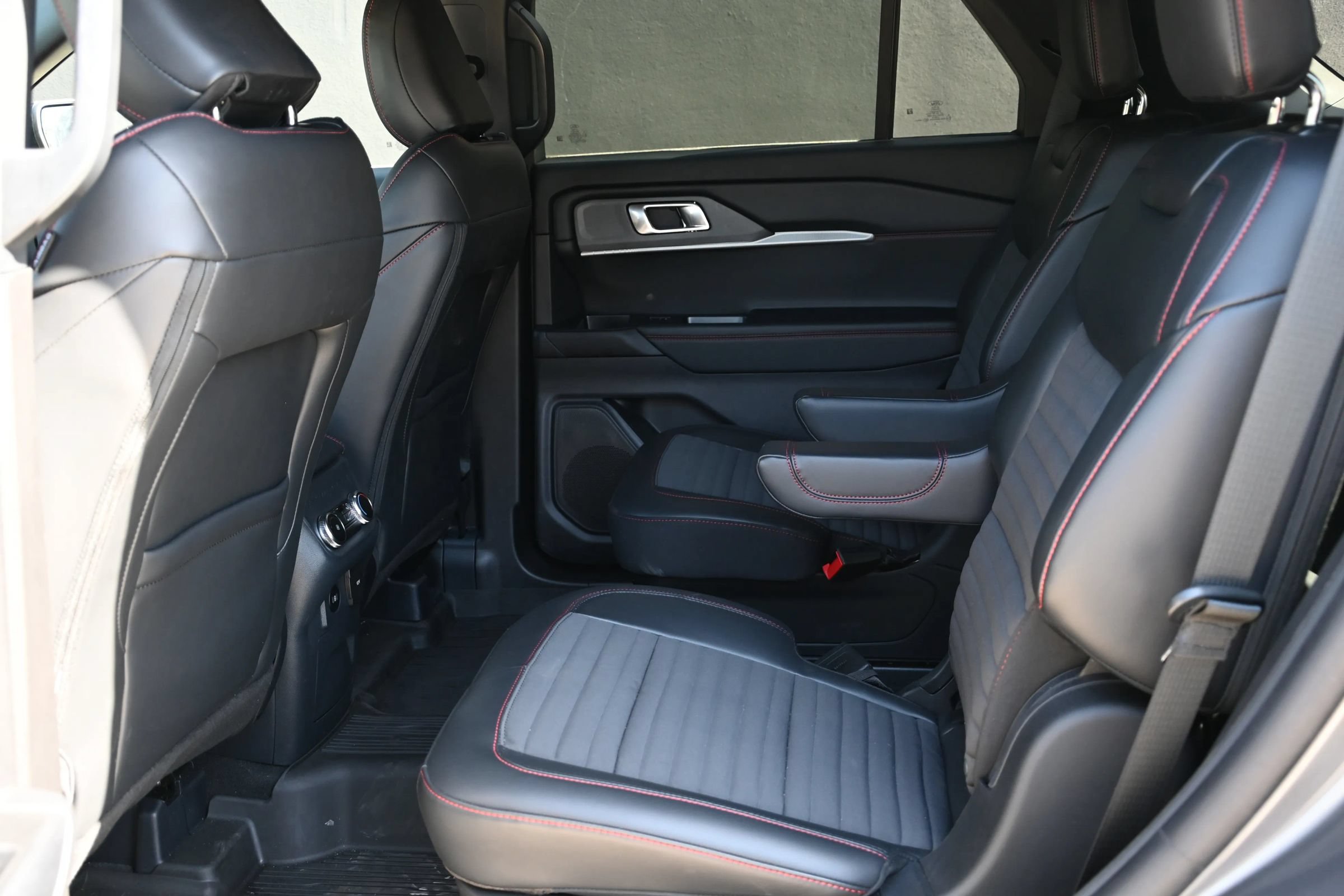 Used 2025 Ford Explorer ST-Line AWD/4WD image 18