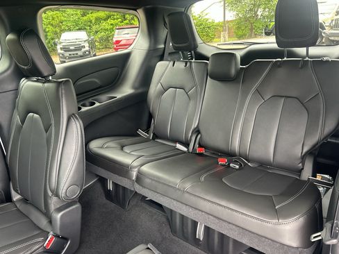 New 2027 Chrysler Pacifica Select FWD image 17