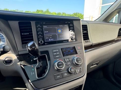 Used 2018 Toyota Sienna XLE Premium FWD image 15