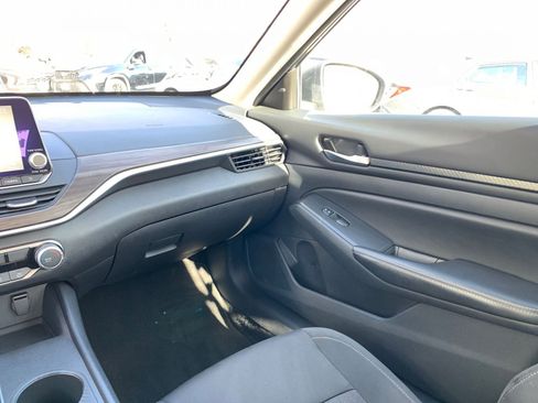 Used 2025 Nissan Altima 2.5 SV image 36