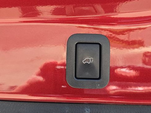 Used 2017 Toyota Highlander SE w/ Carpet Mat Package FWD image 17