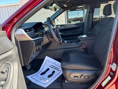 New 2025 Jeep Grand Cherokee L Laredo image 3