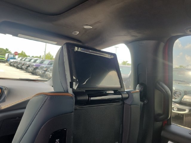New 2027 Chrysler Pacifica Pinnacle w/ Theater Group FWD image 9