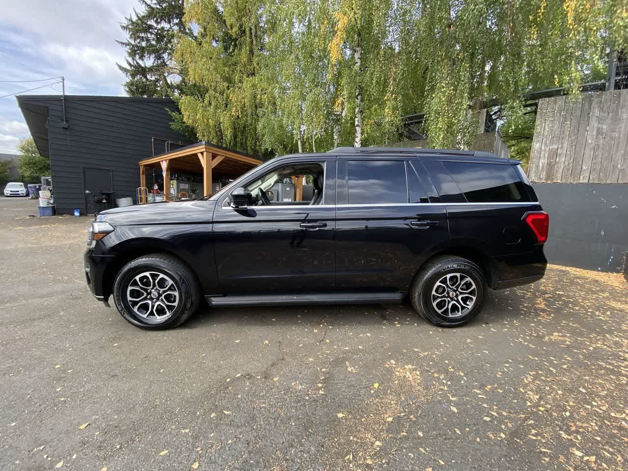 Used 2024 Ford Expedition XLT AWD/4WD image 3