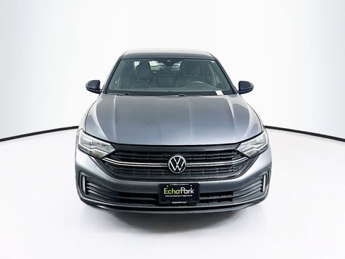 Used 2023 Volkswagen Jetta Sport image 2