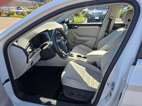 Used 2023 Volkswagen Jetta SE w/ Panoramic Sunroof Package image 22
