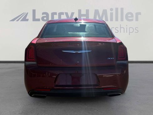 Used 2018 Chrysler 300 Touring w/ Sport Appearance Package image 4