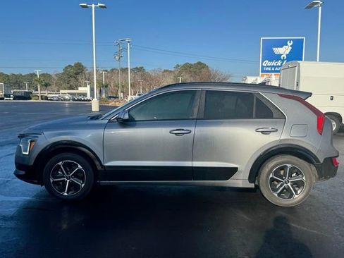 Used 2025 Kia Niro SX image 2