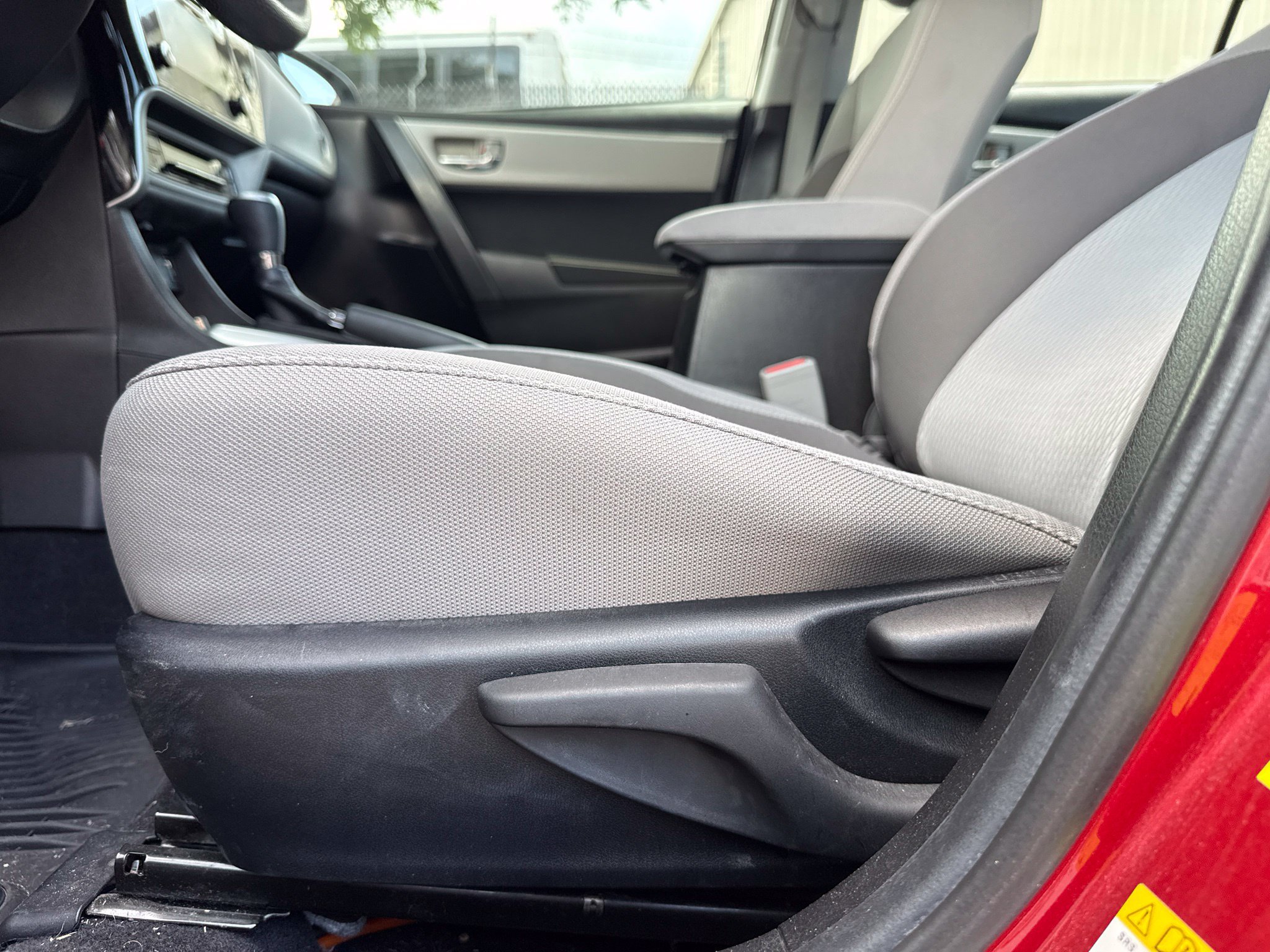 Used 2018 Toyota Corolla LE FWD image 25