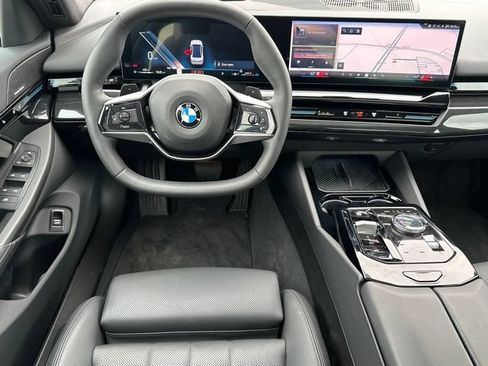 Used 2025 BMW 530i xDrive w/ Premium Package AWD/4WD image 12