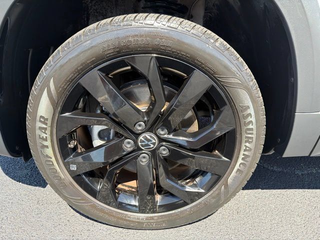 Used 2023 Volkswagen Taos SE w/ Black Wheel Package FWD image 28