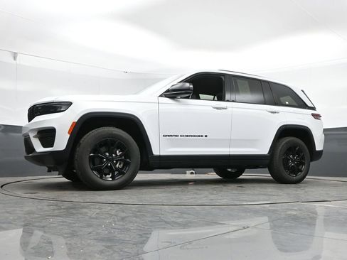 Used 2025 Jeep Grand Cherokee Altitude AWD/4WD image 44