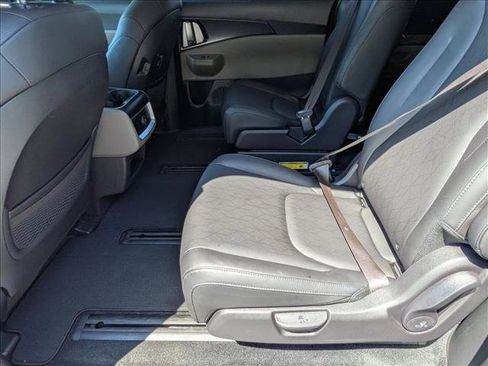 Used 2025 Kia Carnival FWD image 18