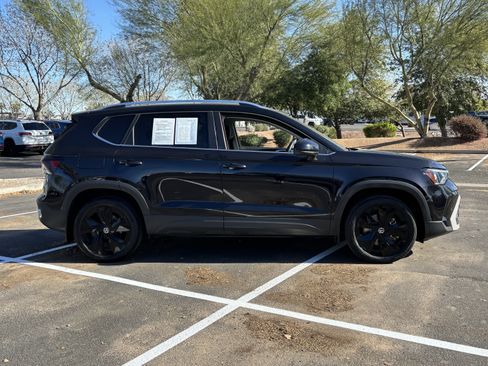 Certified 2025 Volkswagen Taos SE w/ Black Wheel Package image 5