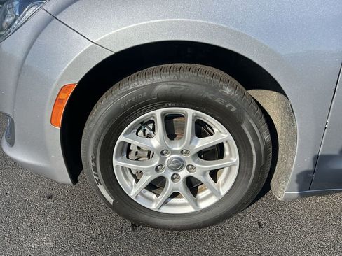 Used 2020 Chrysler Pacifica Touring-L image 16