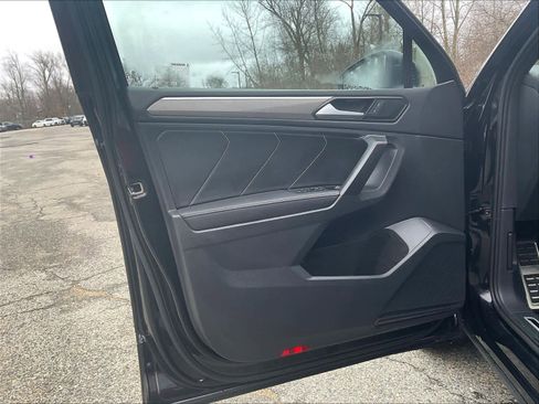 Used 2023 Volkswagen Tiguan SE R-Line image 9