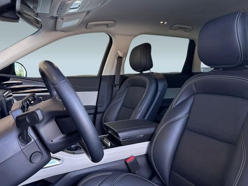 Used 2024 Lincoln Nautilus Premier image 18