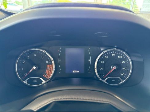 Used 2023 Jeep Renegade Latitude AWD/4WD image 3